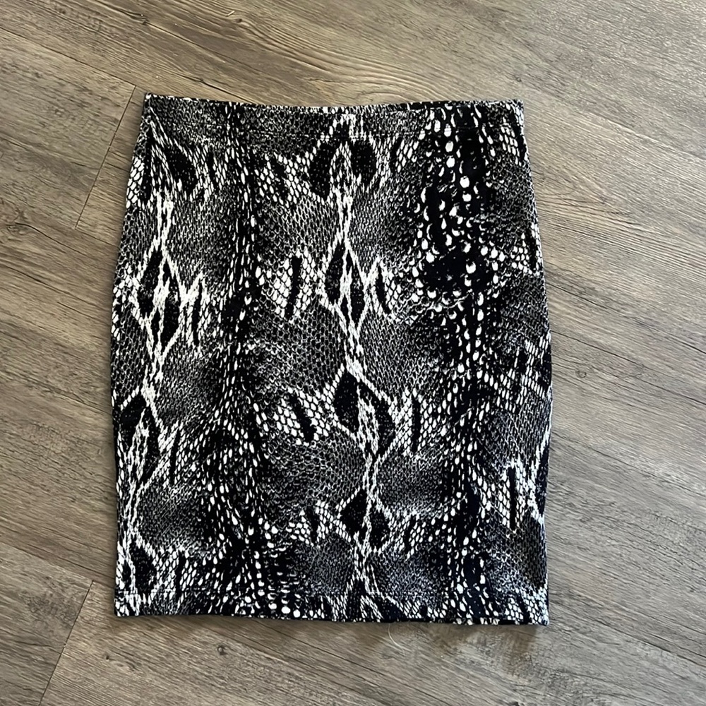 Karen Kane black and white business skirt. Stretch material. Size small!